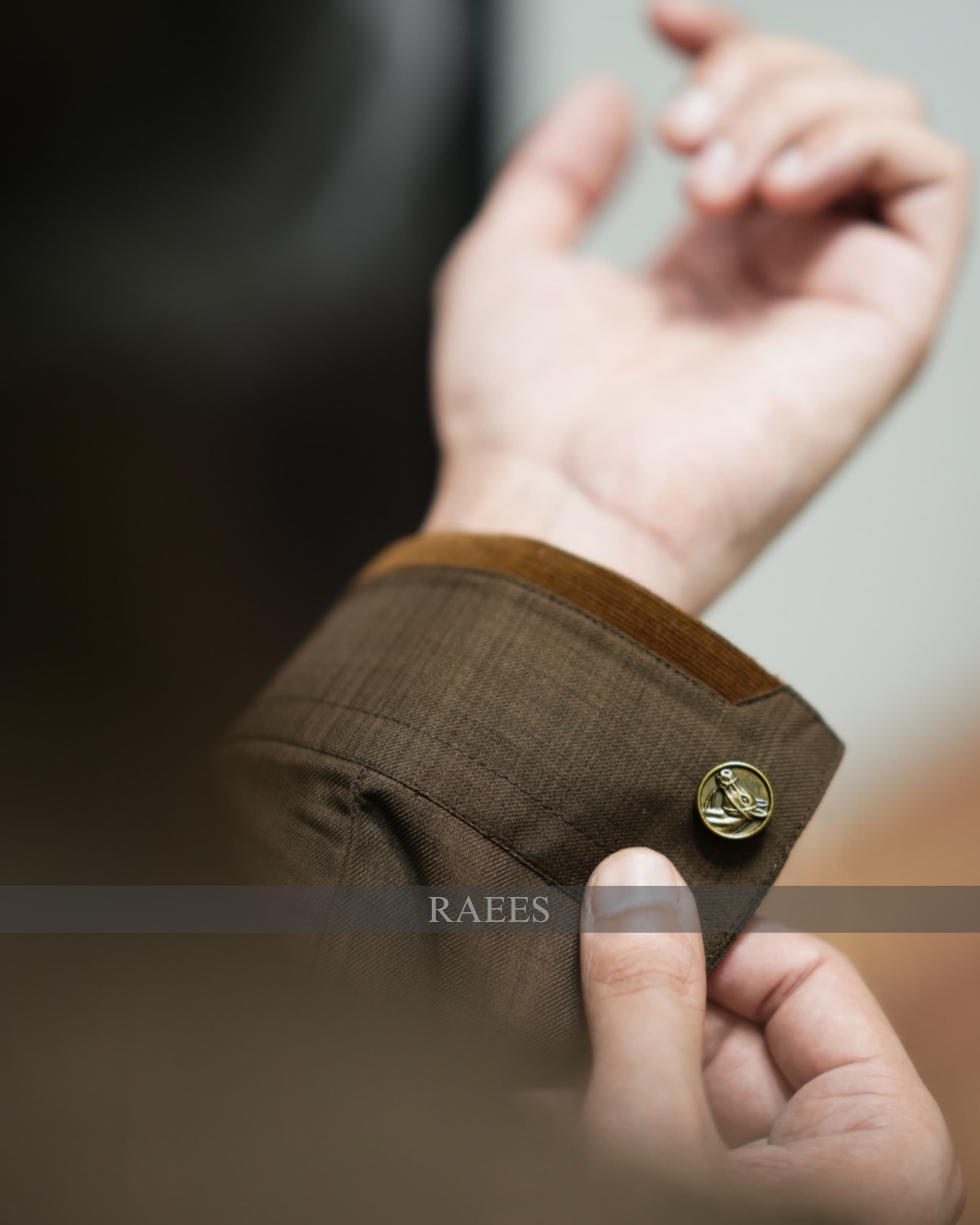 Raees Cavalier Sand Crest
