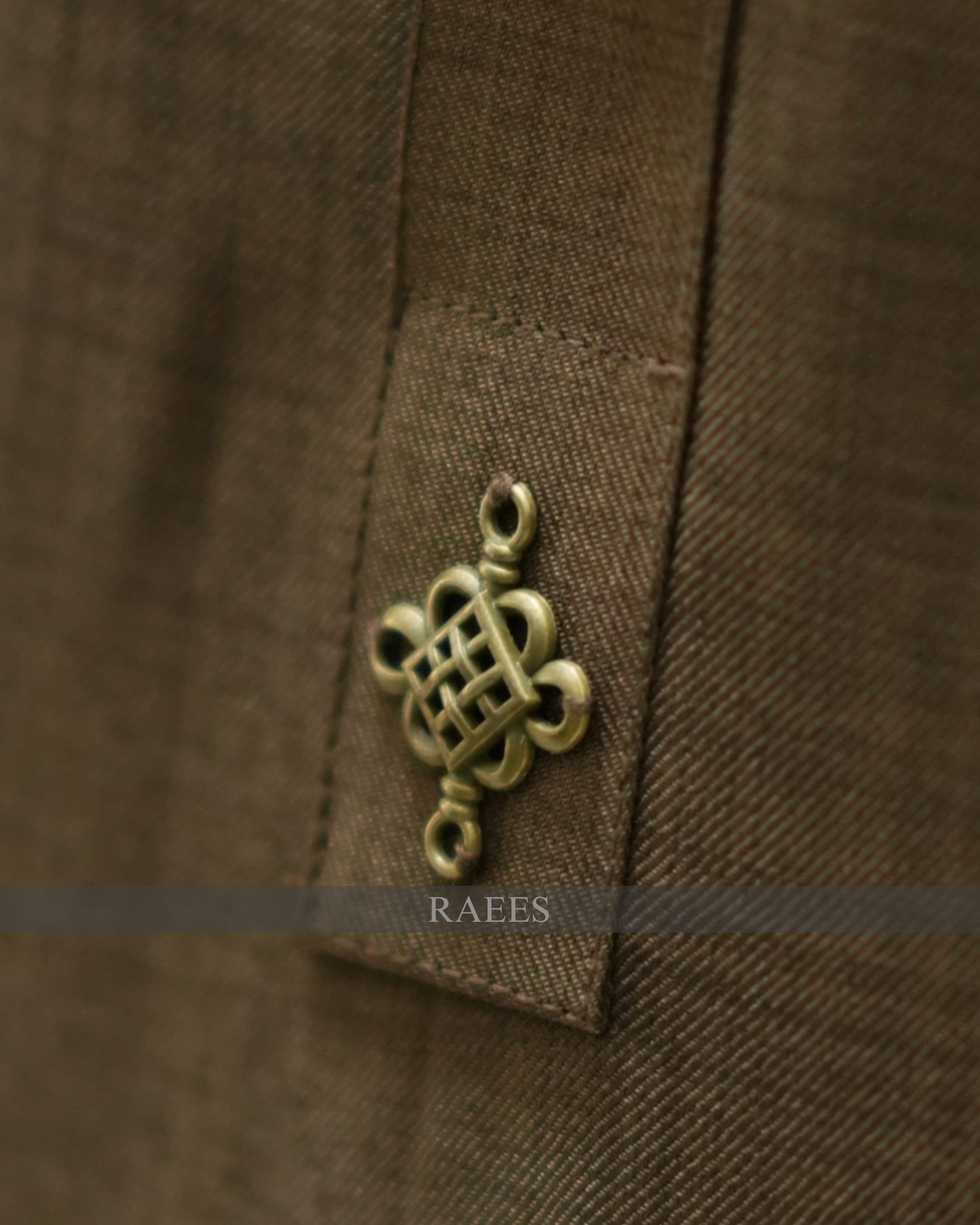 Raees Cavalier Sand Crest