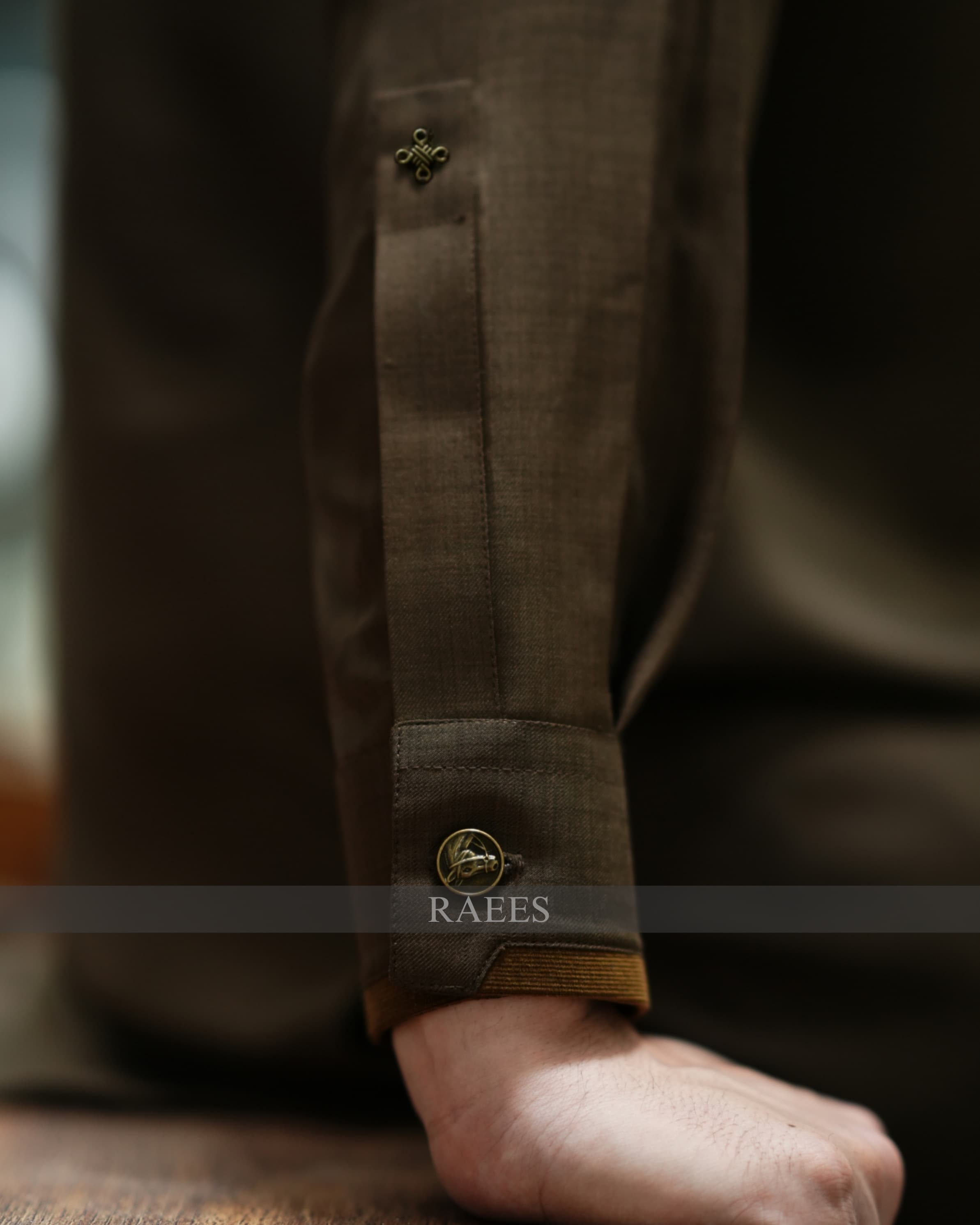 Raees Cavalier Sand Crest
